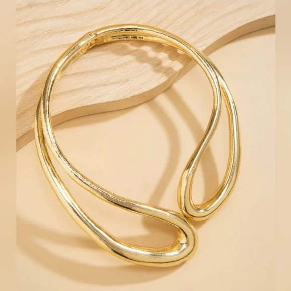 💛🔹️ NATASHA 🔹️Beautiful gold tone Cut Out Asymmetrical Hinge Necklace - Picture 5 of 5